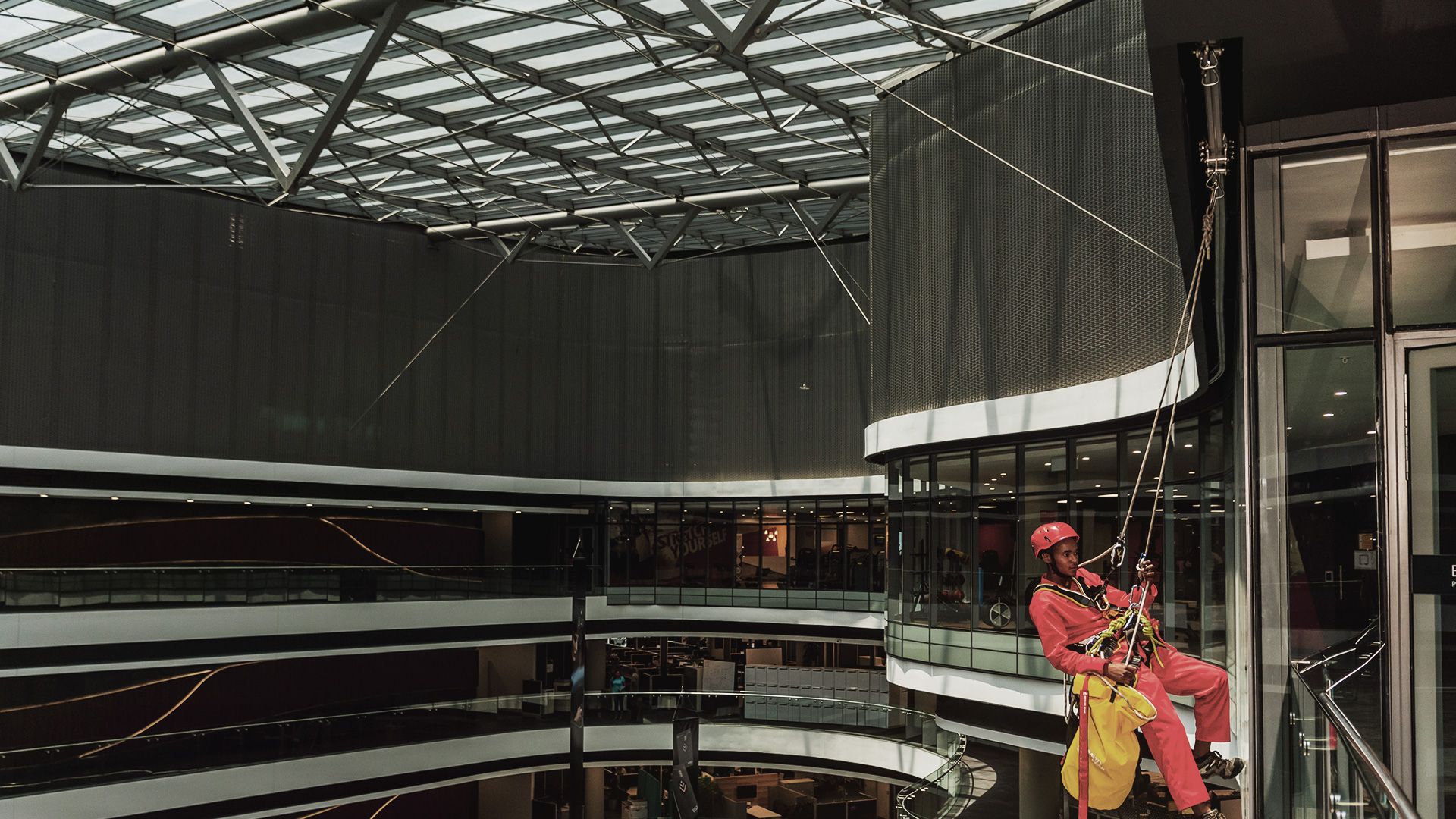 SafeAccess-monorail voor abseilen in een winkelcentrum