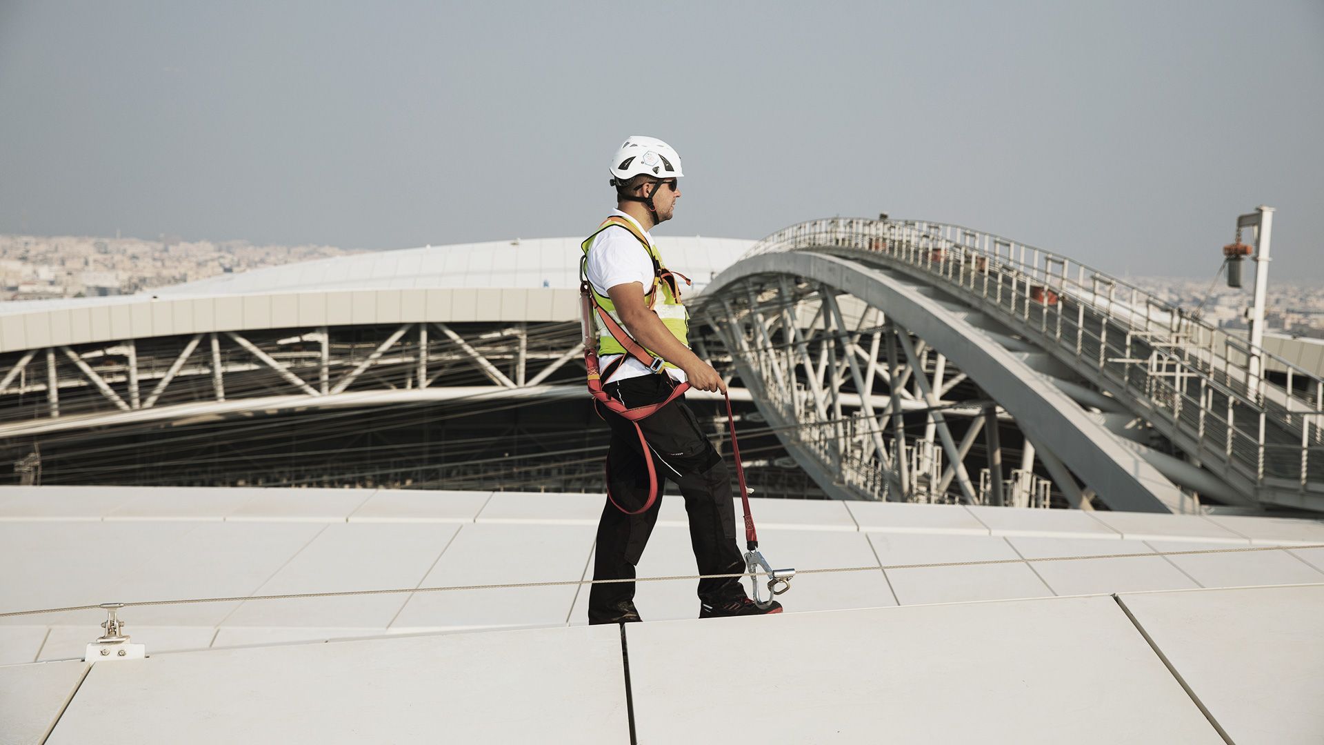 Conjunto de equipamentos de segurança em estádio arquitetónico, no Catar