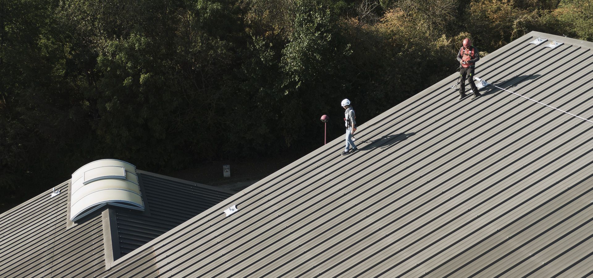 securope çelik halatlı yaşam hattı ile bir çatıyı korumak