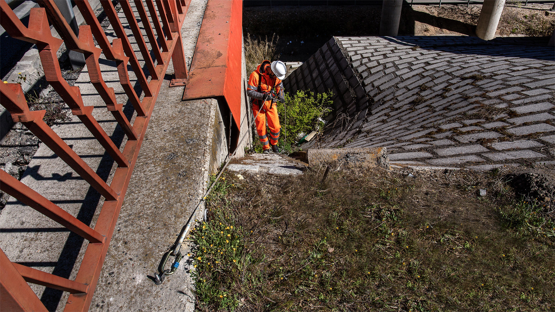 Eyeanchor to keep the highway clean