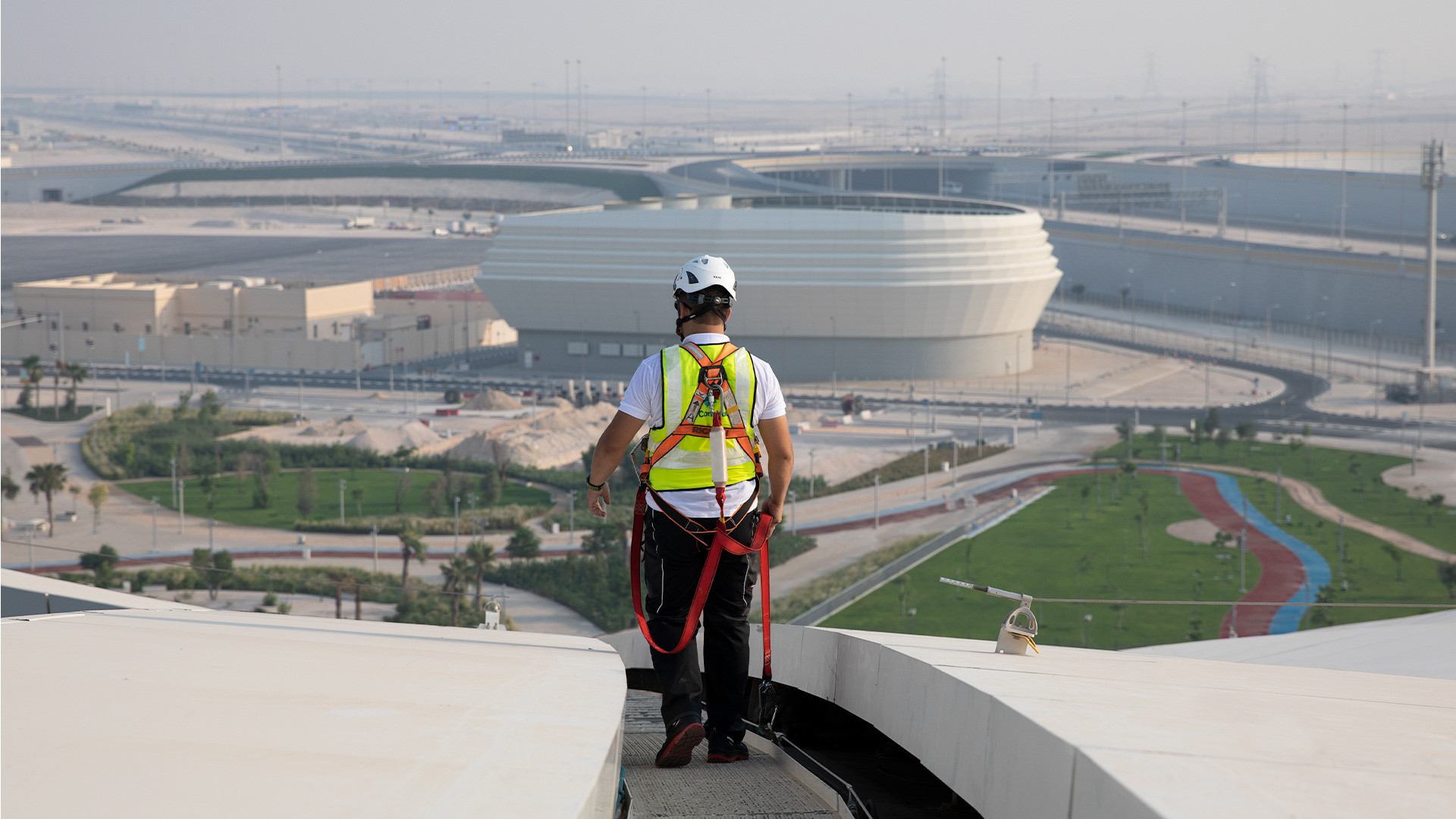 Ensemble d’équipements de sécurité sur un stade architectural au Qatar