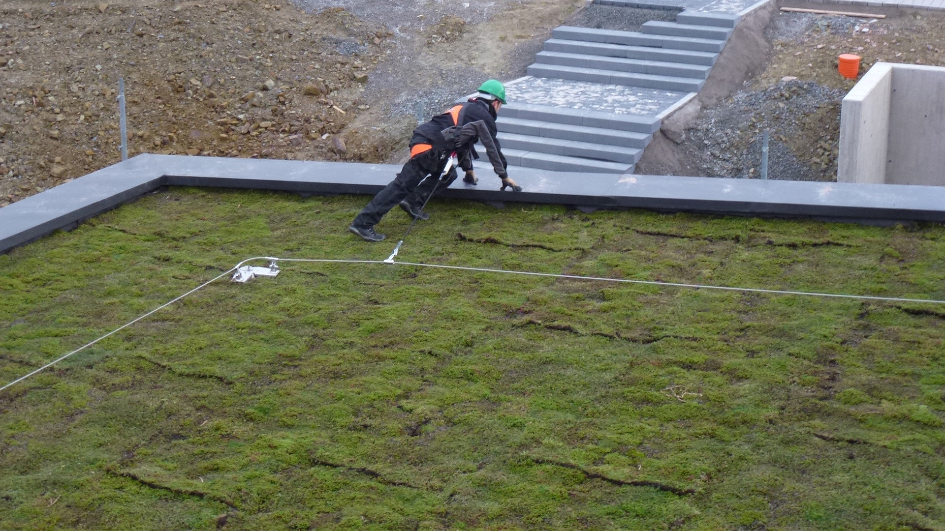 Fall arrest on green roofs