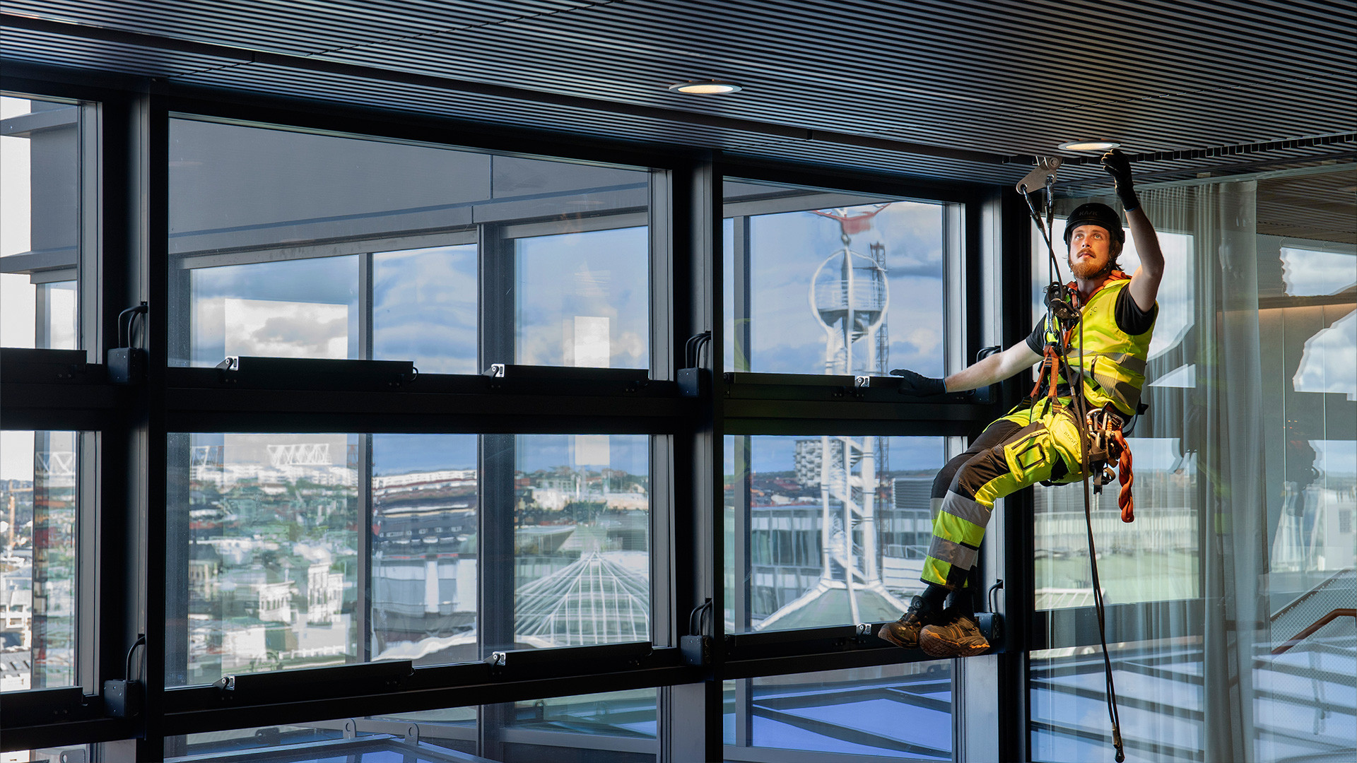 Discreet elements for glass walls maintenance