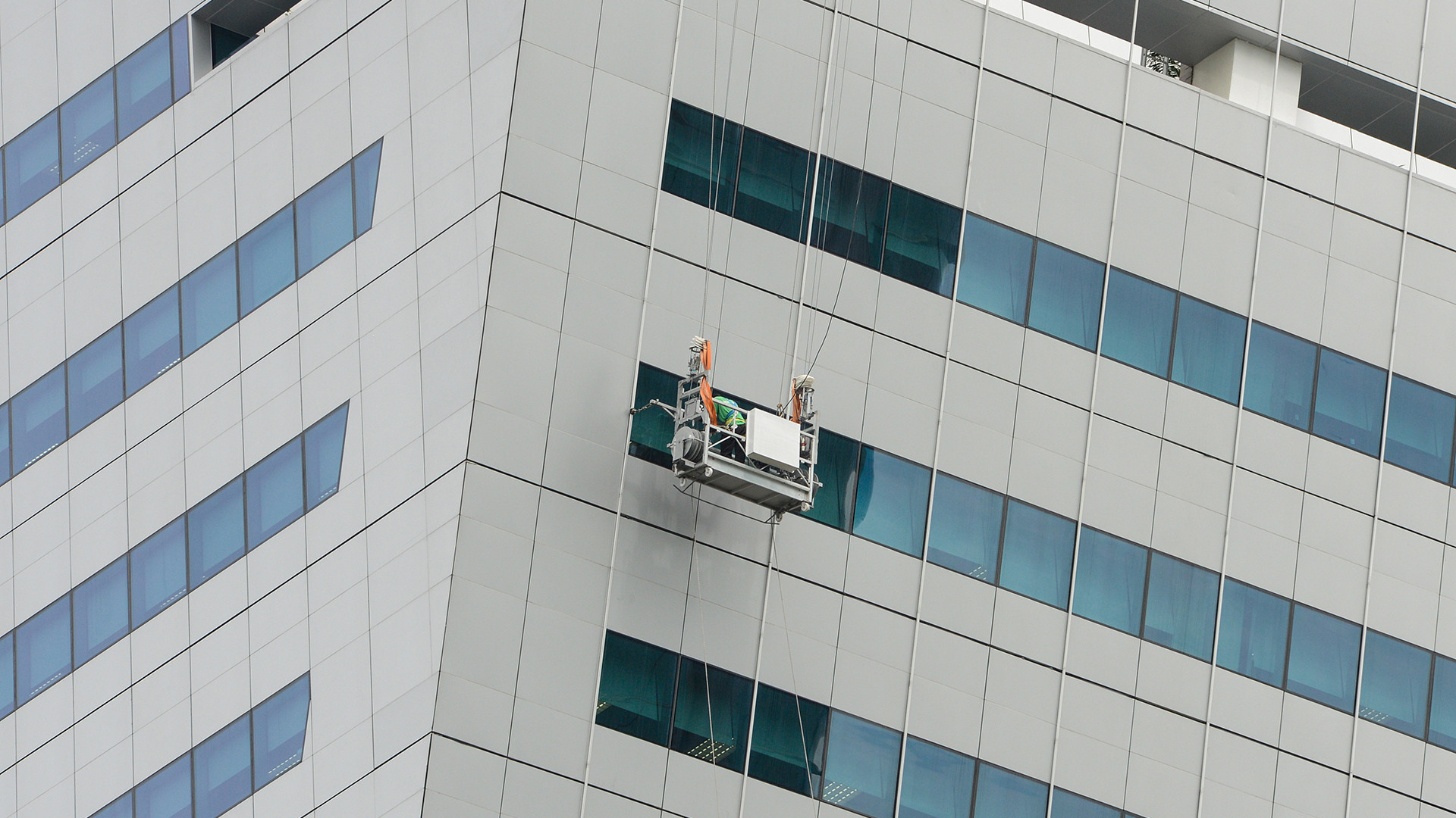 Global Tower inclined facade maintenance