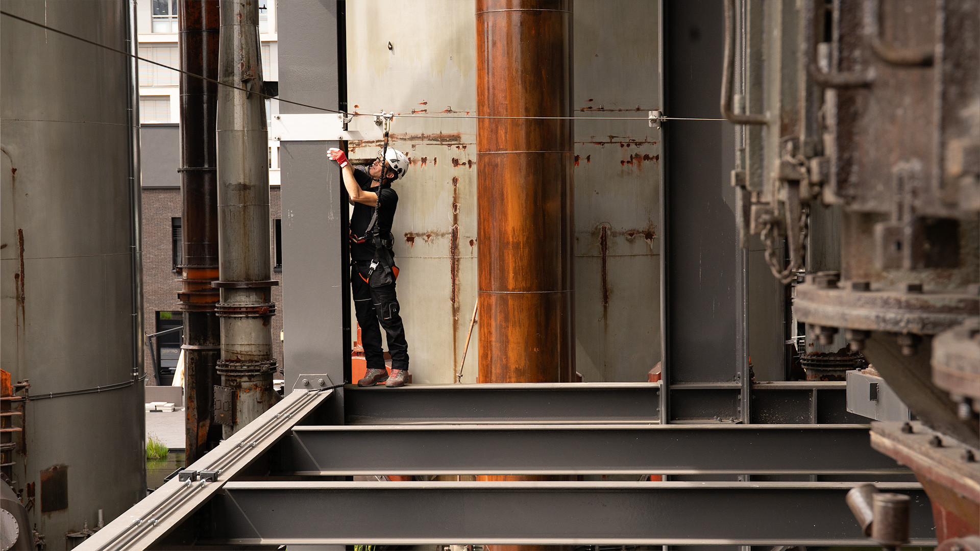 Overhead lifeline in steel facility