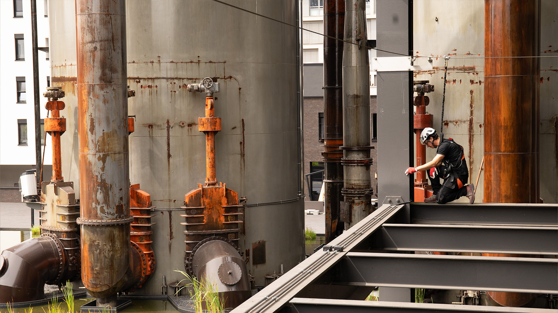 Overhead lifeline in steel facility