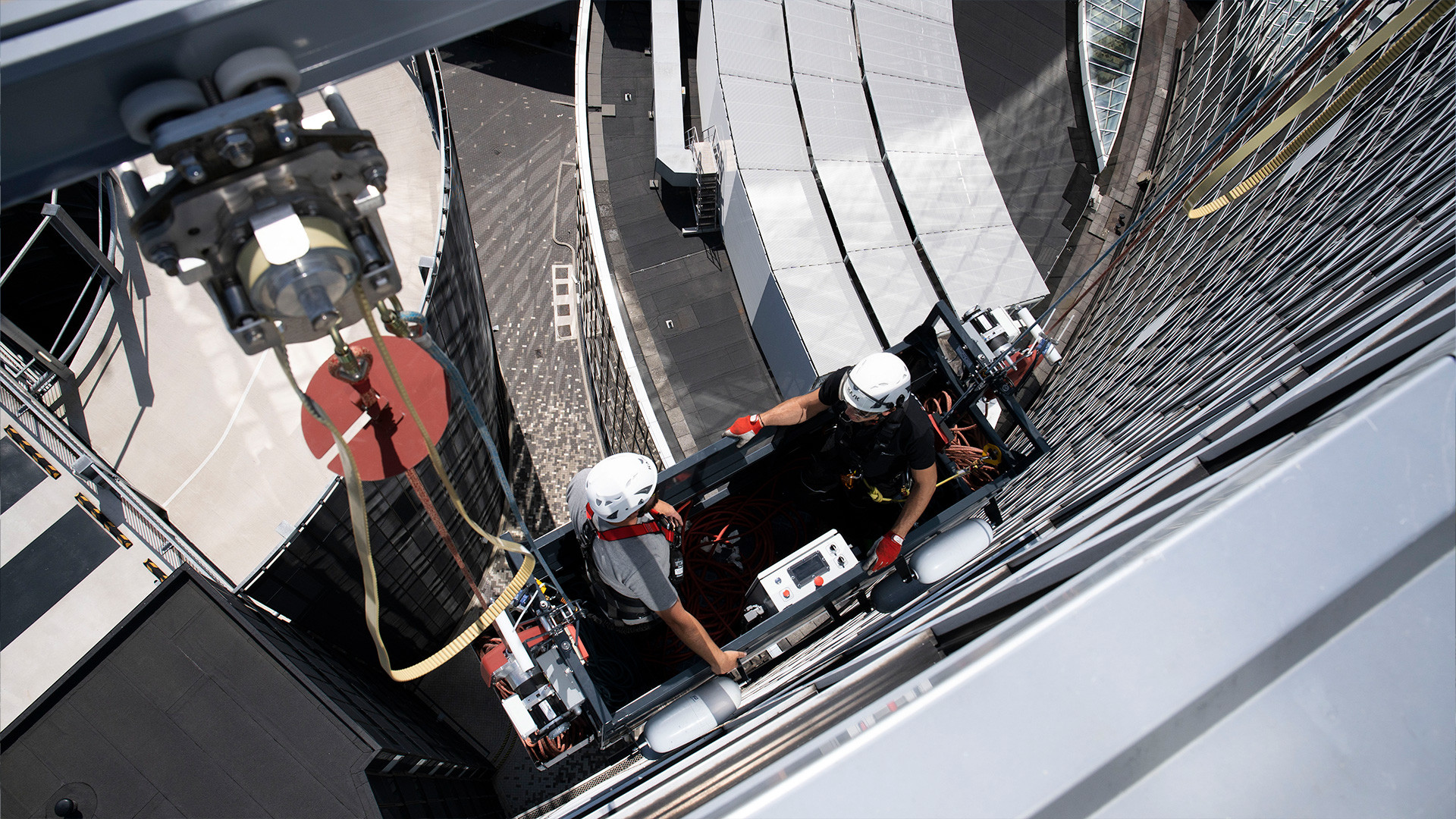 RopeClimber Hängebühne an einem architektonischen Gebäude