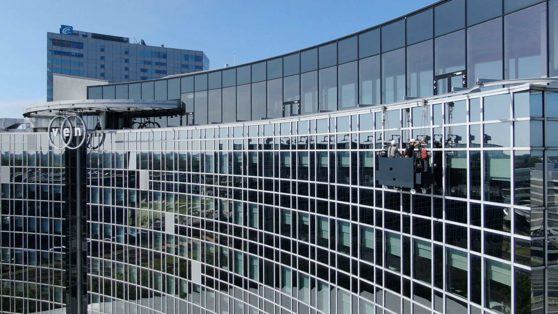 RopeClimber Hängebühne an einem architektonischen Gebäude