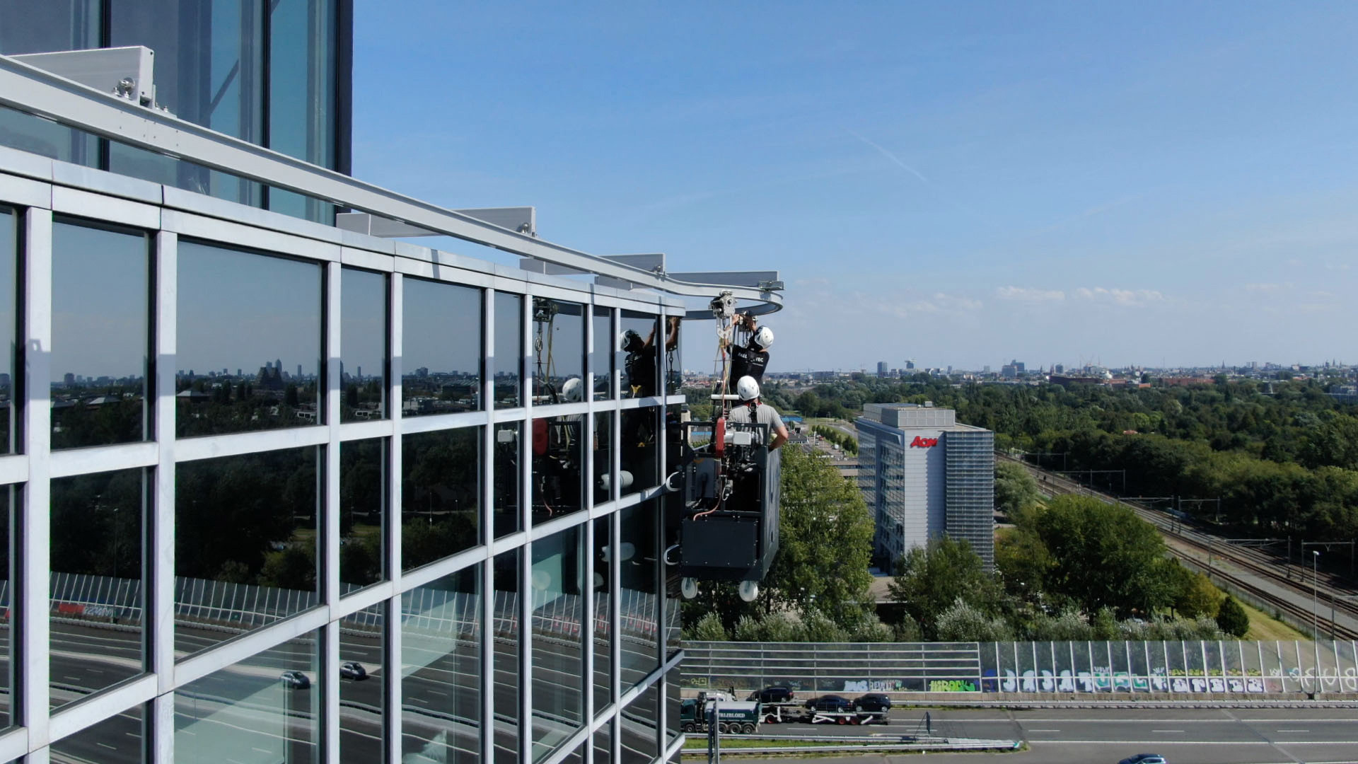 RopeClimber Hängebühne an einem architektonischen Gebäude