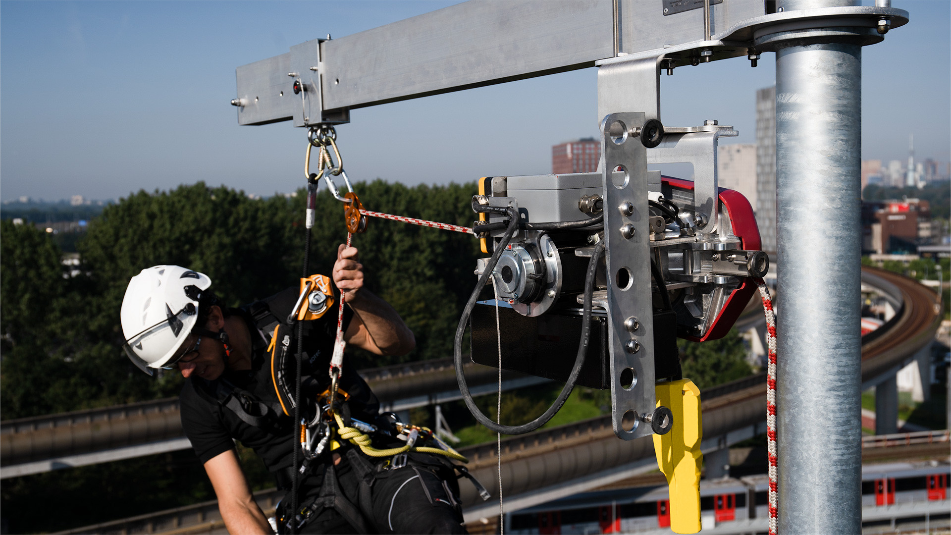 RopeClimber Seilwinde mit Davitarm am Hotel