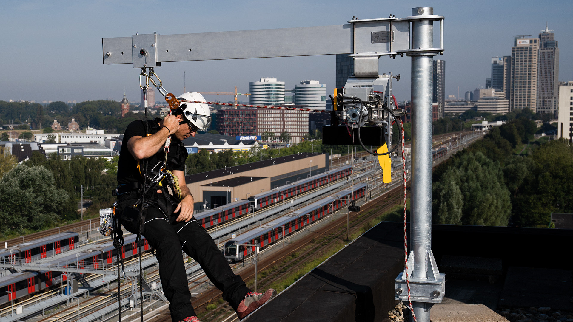 RopeClimber Seilwinde mit Davitarm am Hotel