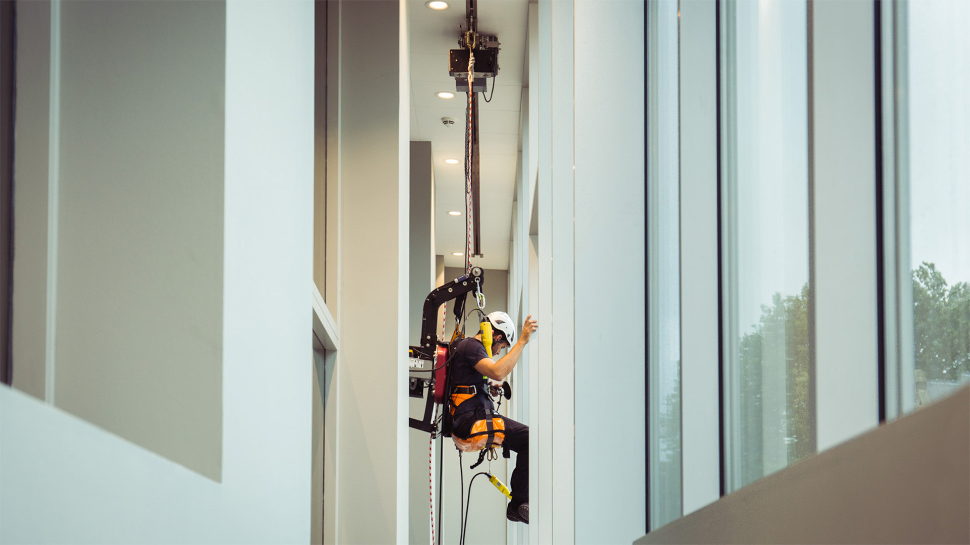 Elevação de uma pessoa com RopeClimber num centro cultural