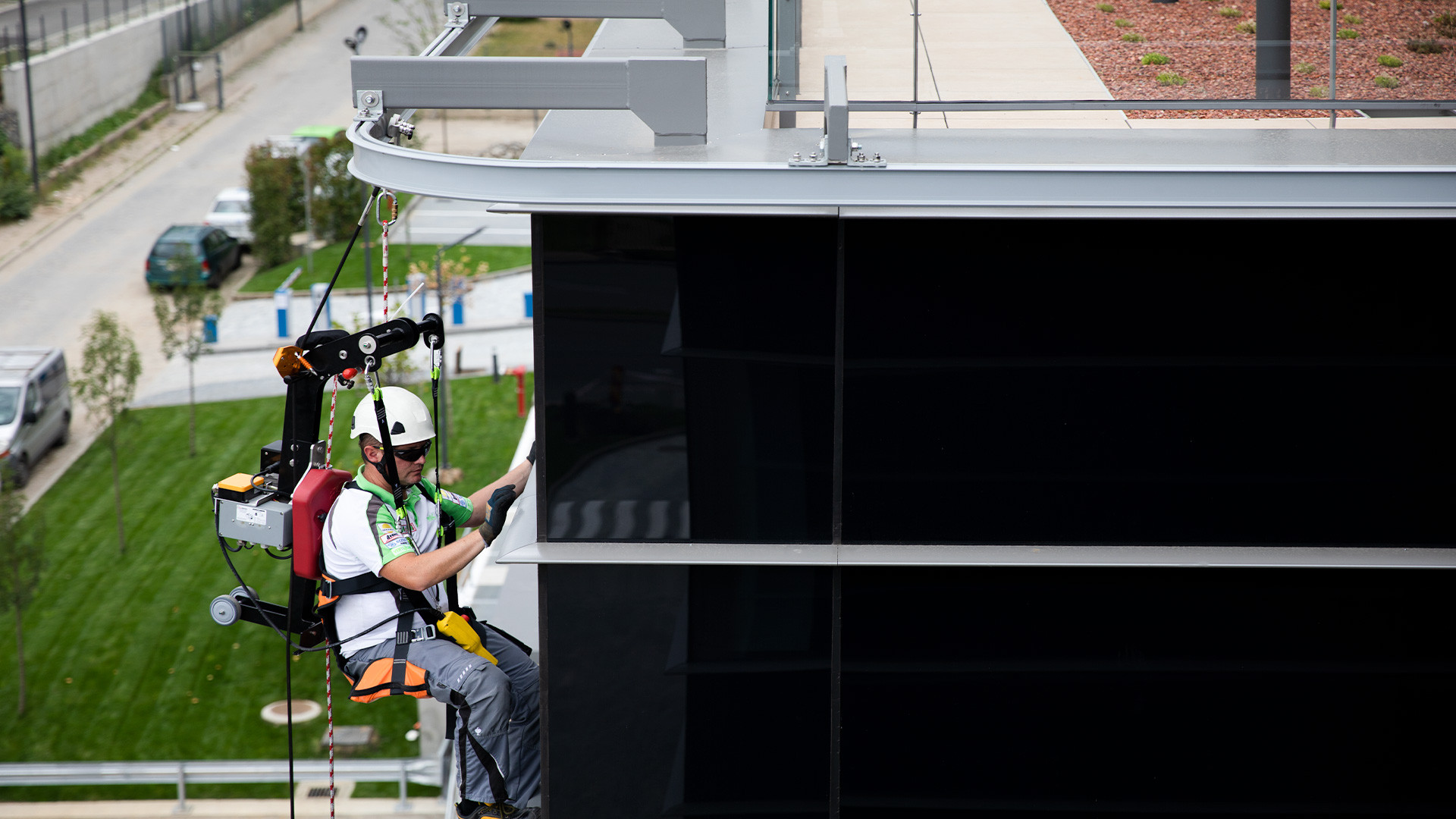 SafeAccess and RopeClimber for facade maintenance