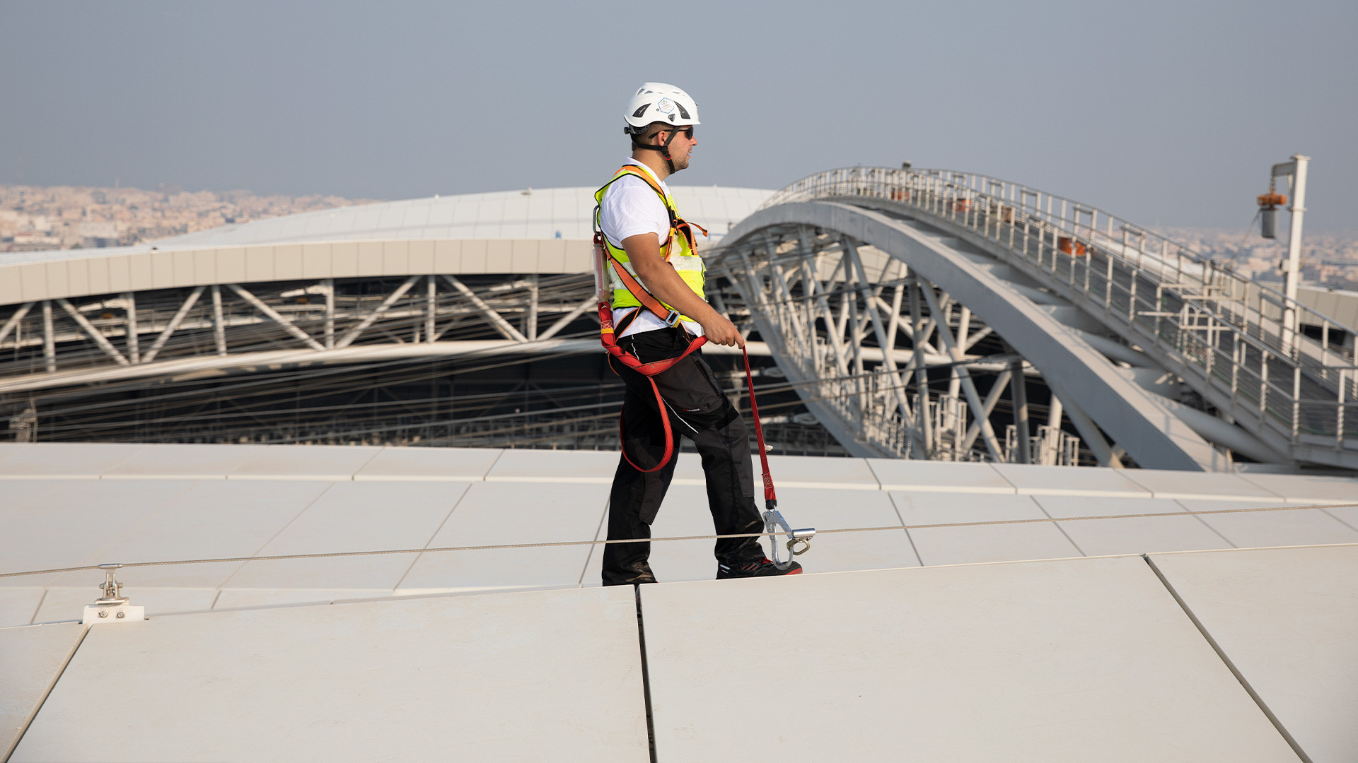 Insieme di attrezzatura di sicurezza su uno stadio architettonico in Qatar