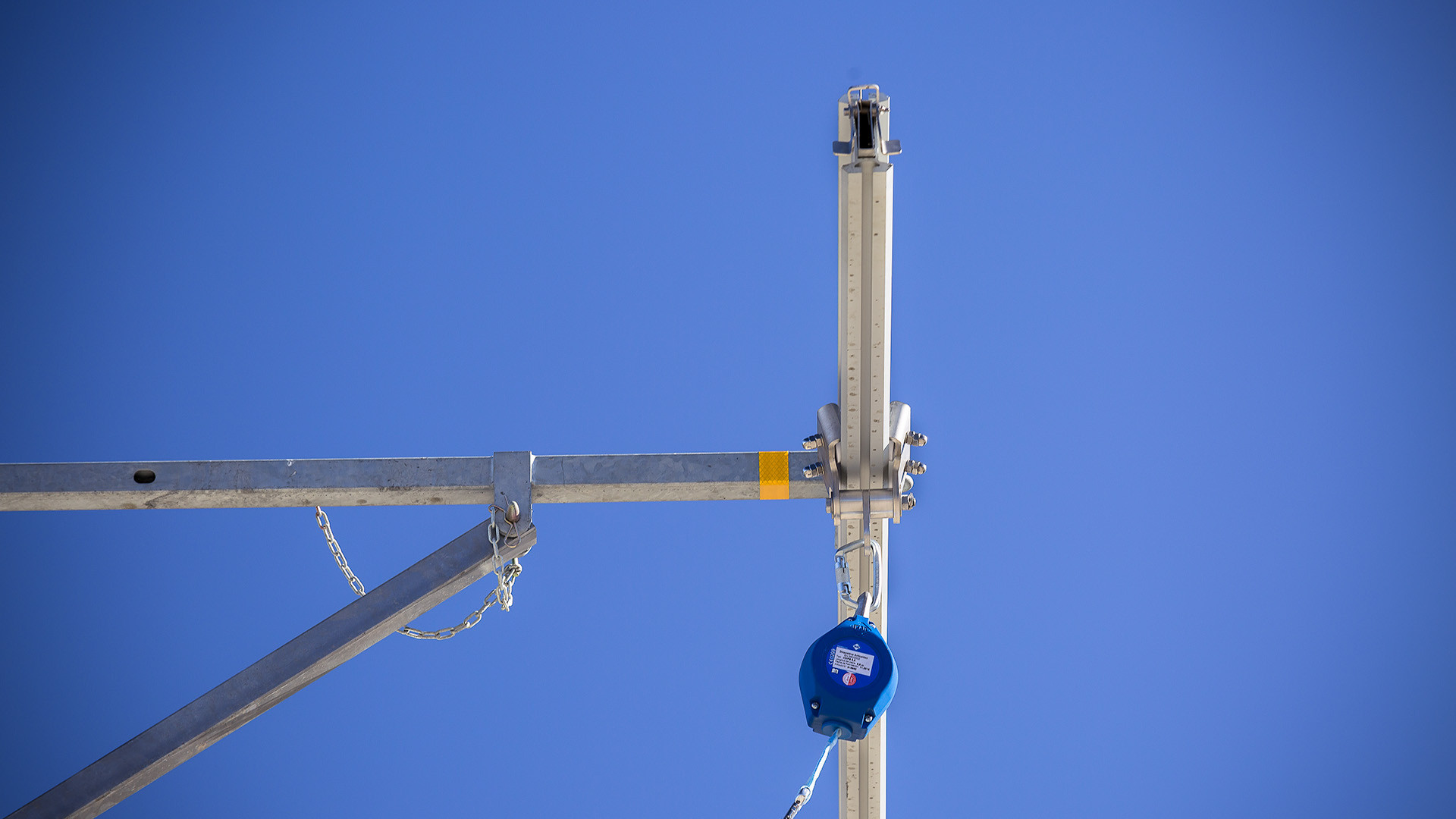 Fall arrest system for securing the access on top of trucks