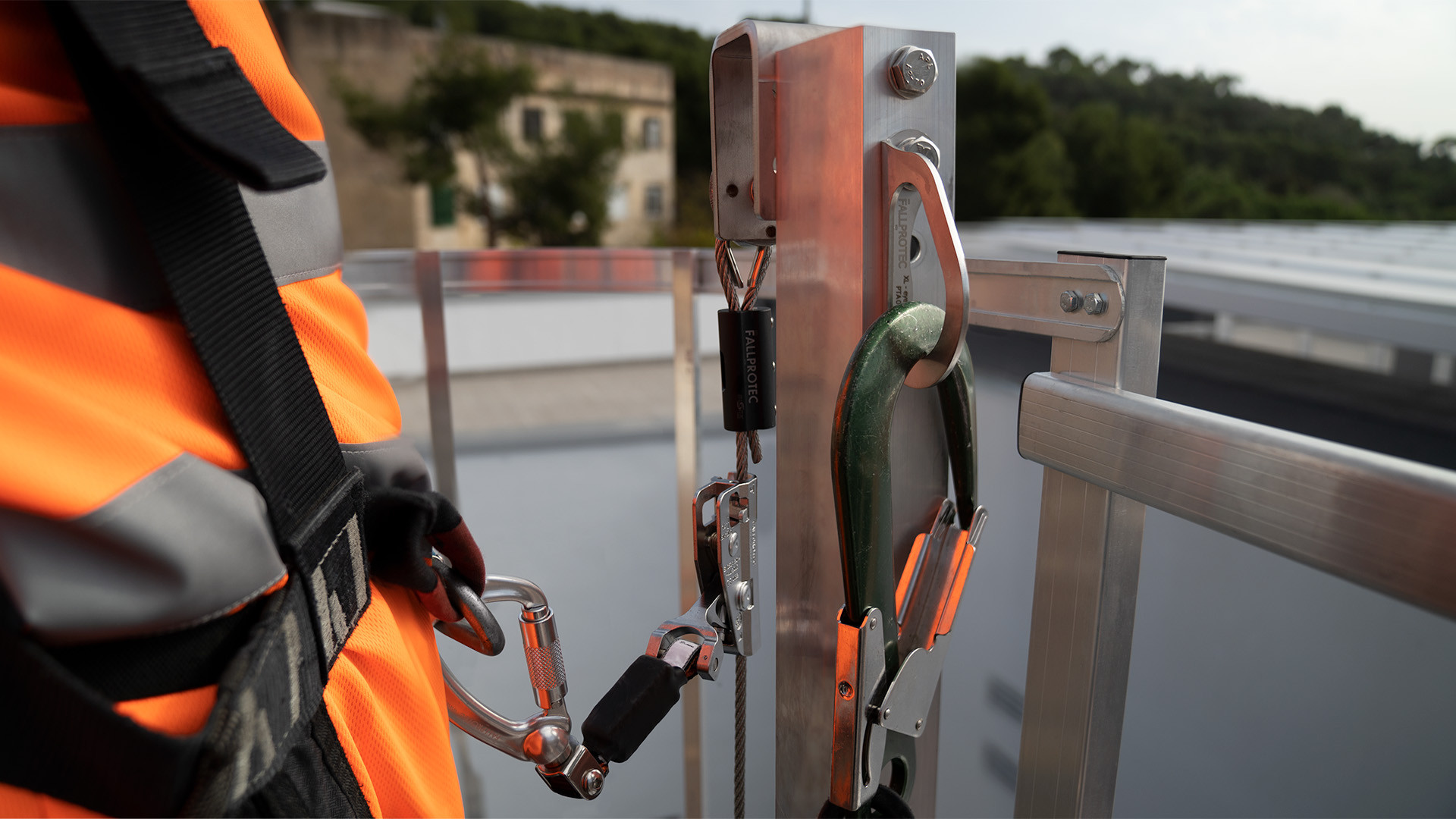 Installazione di una linea di vita verticale su un edificio residenziale a Barcellona