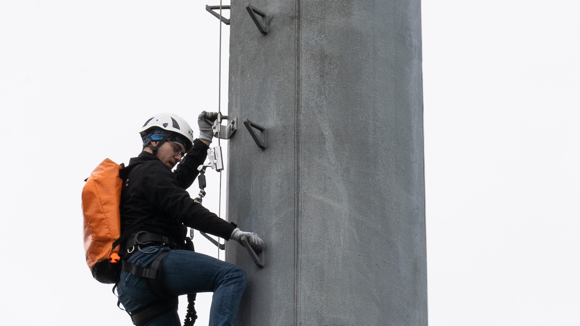 Ligne de vie verticale pour accès sur mât télécom