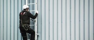 Vertikale Schienensicherung auf einer Leiter bei Goodyear befestigt