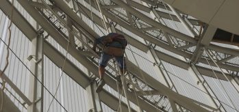 Travail en suspension sur la tour Aspire Doha