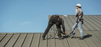 Linea vita Securope su tetto freddo di un centro sportivo Belgio
