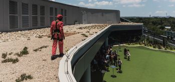 Güvenlik hattı beton çatı Sandton alışveriş merkezi Güney Afrika