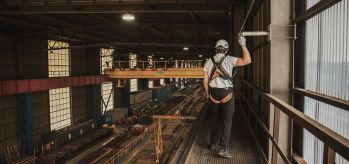 Ligne de vie à câble SecuRope Overhead dans une usine sidérurgique
