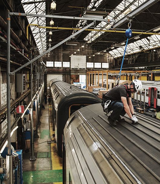 Trabajos de renovación sobre coches de tren asegurados por sistemas Flexbow