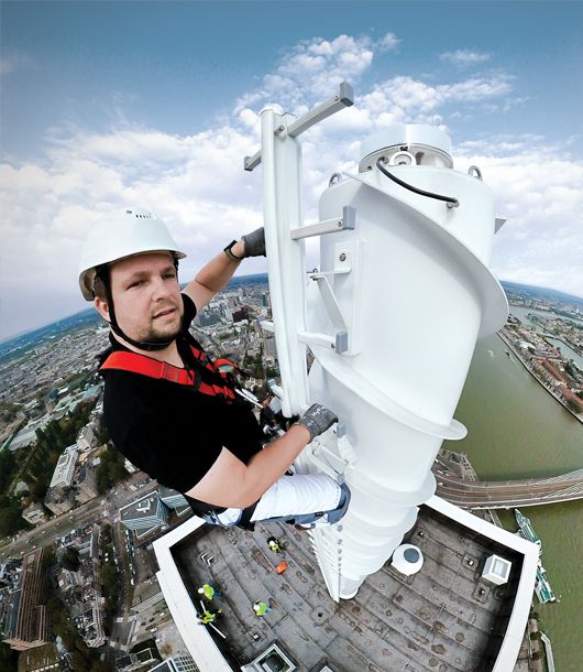 Notre MastLadder installé sur l'antenne du plus haut immeuble résidentiel du Benelux (Belgique, Pays-Bas et Luxembourg).