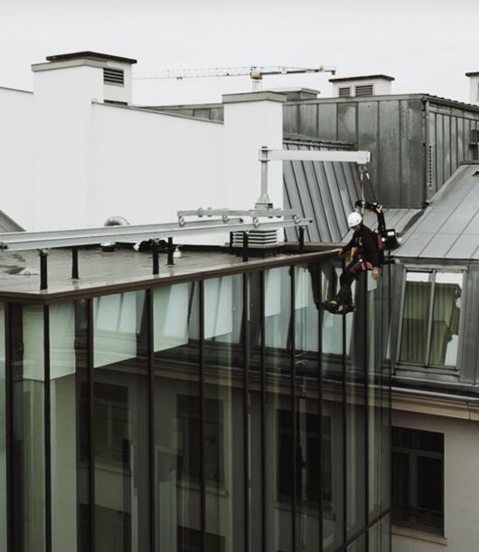 Traversing roof car for facade maintenance in Brussels.